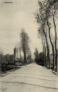 15270 Gezicht op de Kerkdijk met loofbomen en bebouwing te Westbroek uit het westen; met op de achtergrond de toren van ...